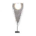 De tribale kralenketting op standaard - zwart wit