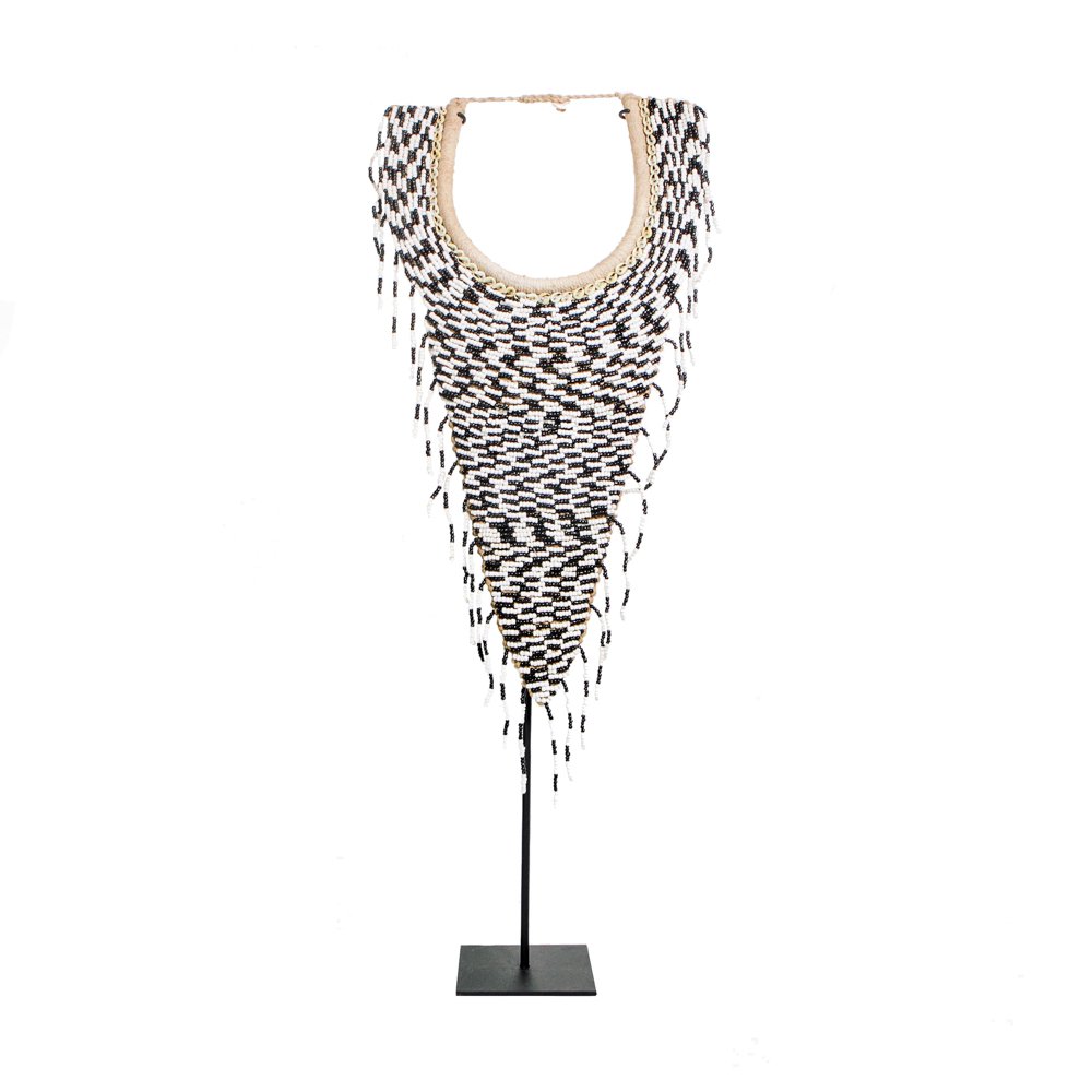 De tribale kralenketting op standaard - zwart wit